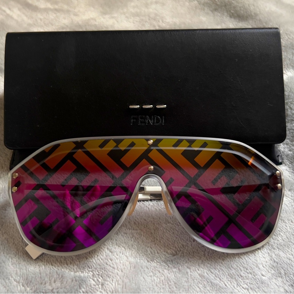 Fendi monogram Fabulous Shield Sunglasses FF
M0039/G/S Multicolor NEVER WORN❗️